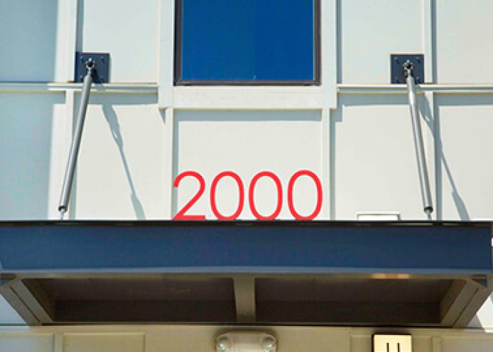 700